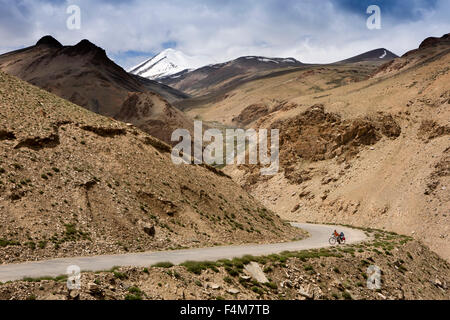 India, Jammu e Kashmir, Ladakh, Rumtse, senior ciclista in appoggio in bicicletta fino in alta altitudine Taglang La pass road Foto Stock