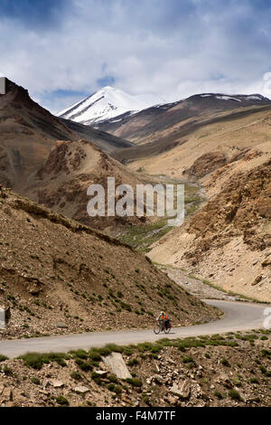 India, Jammu e Kashmir, Ladakh, Rumtse, senior ciclista in appoggio in bicicletta fino in alta altitudine Taglang La pass road Foto Stock