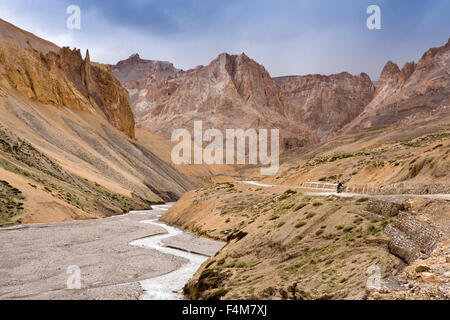 India, Jammu e Kashmir, Ladakh, Baghâ Canyon, Leh-Manali autostrada avvicinando Lacklung La in alto sulla valle del fiume Foto Stock