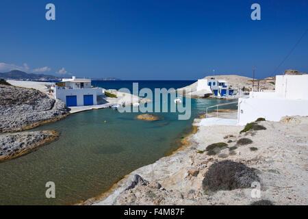 Villaggio di Agios Konstantinos sulla costa di Isola di Milos, Grecia Foto Stock