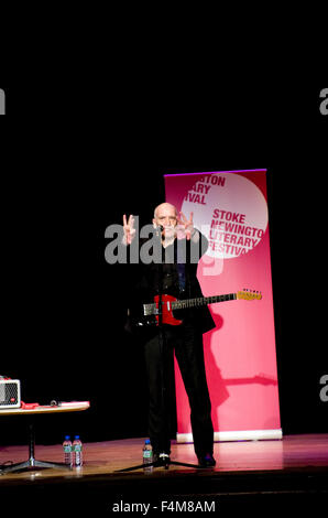 Wilko Johnson performanti a Stoke Newington festival letterario a Stoke Newington Town Hall su Church Street, N16 Foto Stock