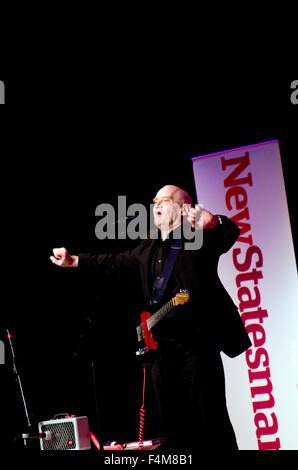 Wilko Johnson performanti a Stoke Newington festival letterario a Stoke Newington, nuovo comincia banner dietro di lui Foto Stock