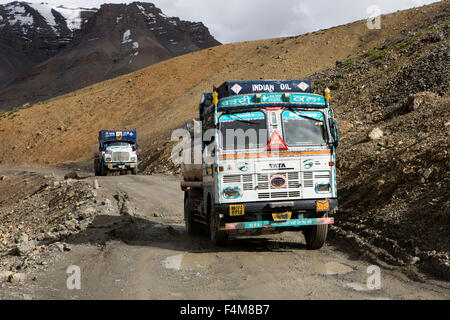 India, Jammu e Kashmir, Ladakh, Indiano Petroliere su strada irregolare fino a Nakeel La pass sulla autostrada Leh-Manali Foto Stock