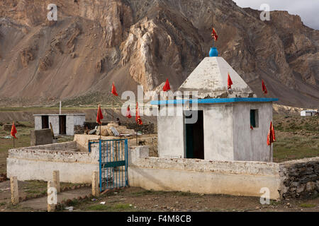 India, Himachal Pradesh, Sarchu, piccolo tempio indù al confine di stato con Ladakh Foto Stock