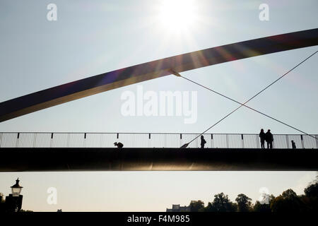 Lo Hoge brug, ponte pedonale e ciclabile che attraversa il fiume Mosa, Maas, Maastricht, Limburgo, Paesi Bassi. Foto Stock