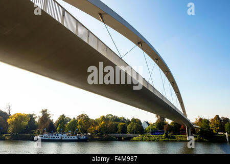 Lo Hoge brug, ponte pedonale e ciclabile che attraversa il fiume Mosa, Maas, Maastricht, Limburgo, Paesi Bassi. Foto Stock