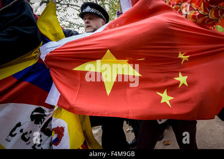 Londra, Regno Unito. 20 ottobre, 2015. Free Tibet manifestanti si scontrano con pro-governo cinese sostenitori durante il Presidente Xi Jinping Royal accogliente processione verso il basso il Mall di iniziare la sua visita di Stato credito: Guy Corbishley/Alamy Live News Foto Stock