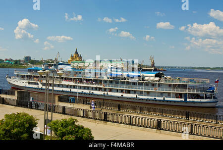 NIZHNY Novgorod, Russia - Giugno 03: Turistico nave da crociera sul fiume Volga arriva in porto a giugno 03, 2013 nella città di Nizhniy Novgor Foto Stock