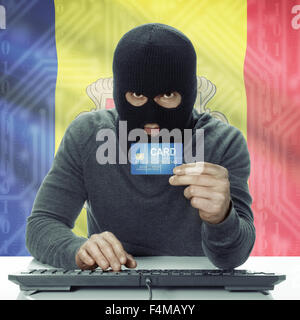 Di carnagione scura hacker con la carta di credito in mano e bandiera su sfondo - Andorra Foto Stock