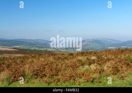 Vista guardando verso nord in direzione di Ystrad Mynach e Rhymney Valley dalla collina sopra Llanbradach, nel Galles del Sud delle Valli, UK. Foto Stock