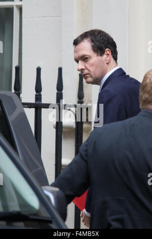 A Downing Street, Londra, 20 ottobre 2015. Il cancelliere George Osbourne lascia 11 di Downing Street per il Parlamento davanti a i crediti di imposta di discussione. Credito: Paolo Davey/Alamy Live News Foto Stock