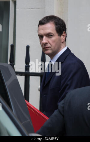 A Downing Street, Londra, 20 ottobre 2015. Il cancelliere George Osbourne lascia 11 di Downing Street per il Parlamento davanti a i crediti di imposta di voto. Credito: Paolo Davey/Alamy Live News Foto Stock