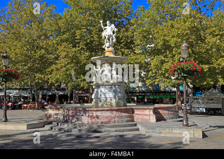 Fontana di Nettuno, Place Carnot, Carcassonne, Aude, Languedoc Roussillon, Francia. Foto Stock