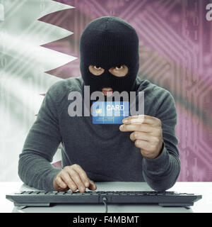 Di carnagione scura hacker con la carta di credito in mano e bandiera su sfondo - Qatar Foto Stock