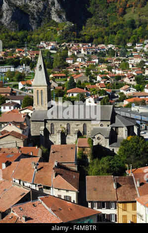 Chiesa e nei dintorni di tetti, Tarascon, Ariège, Midi-Pirenei, Francia Foto Stock