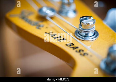 Una chiusura di un Fender Jazz Bass Guitar paletta e piroli con messa a fuoco del differenziale Foto Stock