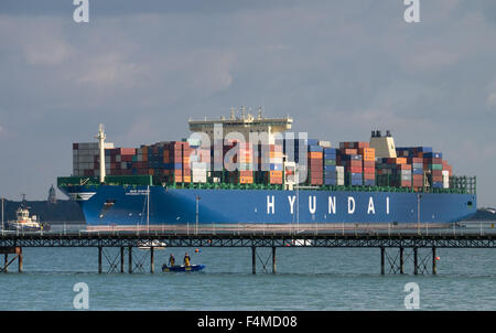 Hyundai orgoglio di portacontainer arrivando a Southampton Docks contenitore porta Foto Stock