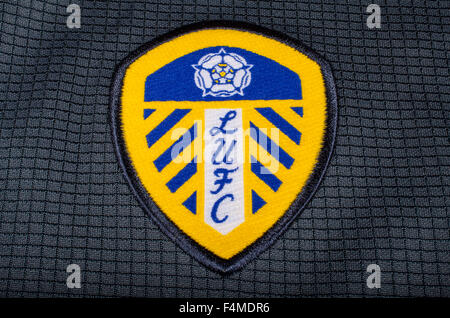 LONDON, Regno Unito - 19 OTTOBRE 2015: Il club cresta su una Leeds United FC shirt, il 19 ottobre 2015. Foto Stock