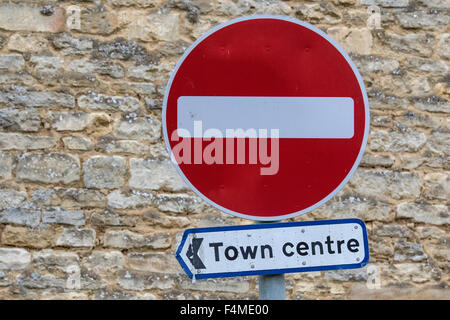 Indicando la via per il centro della città tramite un segnale di divieto di accesso, England, Regno Unito Foto Stock