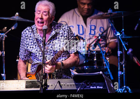 Milano Italia. Il 19 ottobre 2015. L'inglese cantante blues chitarrista organista e cantautore JOHN MAYALL suona dal vivo sul palco di Alcatraz a presentare il suo nuovo album "Trova un modo per avere cura' Foto Stock