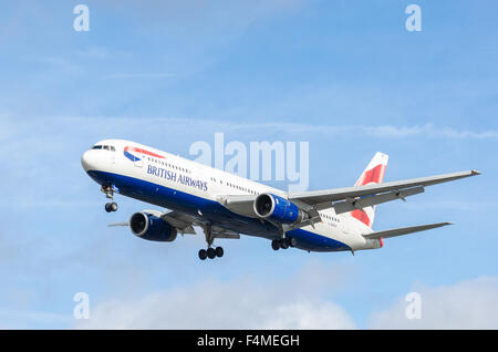 British Airways Boeing 767-300 in configurazione di atterraggio all'aeroporto di Londra Heathrow Foto Stock