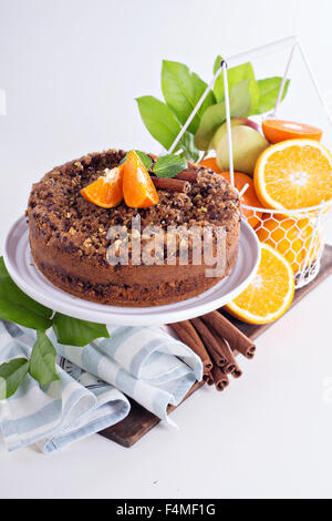 Caffè con torta di arance e noci e cioccolato con crumble topping Foto Stock