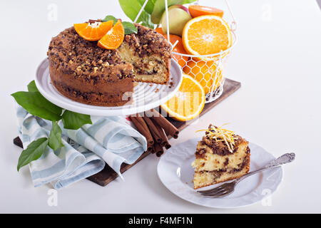 Caffè con torta di arance e noci e cioccolato con crumble topping Foto Stock