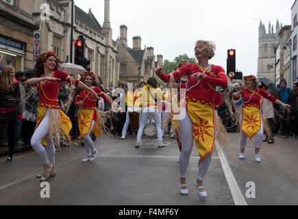 Oxford giorno di maggio celebrazioni Magdalen Bridge Foto Stock