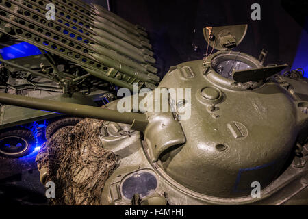 WW2 Katyusha sovietica più lanciarazzi e M4 Sherman serbatoio torretta al Mémorial de Caen, museo della guerra in Normandia, Francia Foto Stock