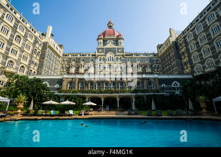 La piscina all'interno della colaba Taj Mahal Palace hotel Courtyard è riempito con acqua blu, riflettendo la facciata dell'hotel Foto Stock