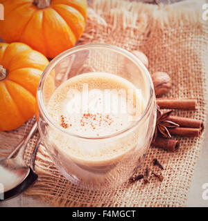 Pumpkin spice latte con spezie e purea di zucca Foto Stock