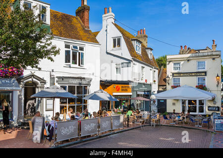 Caffetterie, bar, ristoranti e negozi su Market Street nella zona di corsie di Brighton, East Sussex, England, Regno Unito Foto Stock