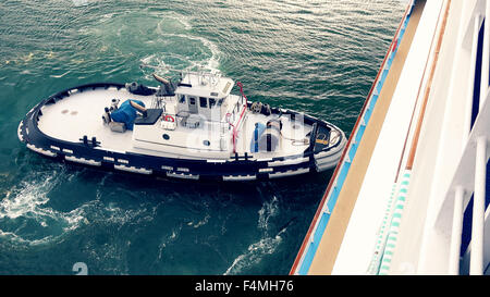 Un rimorchiatore a traino si prepara a guidare la nave fuori del porto vicino Lahaina sull'isola di Maui Foto Stock