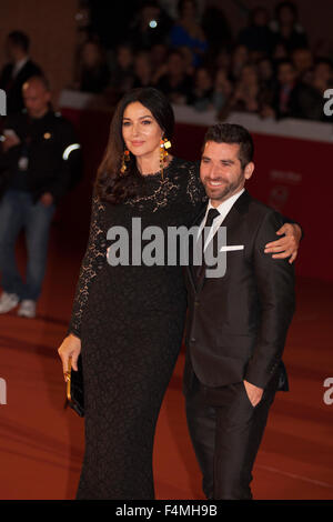 Roma, Italia. Xx oct, 2015. Monica Belluci con il regista Guy Edoin sul tappeto rosso per la premiere del film 'Ville-Marie' alla decima Roma Film Fest, Roma, Italia, 20/10/15 Credit: stephen Bisgrove/Alamy Live News Foto Stock