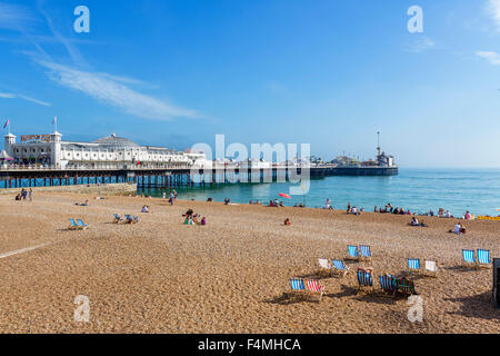 La spiaggia e il molo nel tardo pomeriggio di sole, Brighton East Sussex, England, Regno Unito Foto Stock