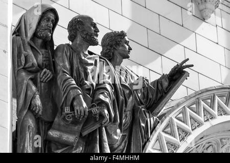 Altorilievo di San Pietro Apostolo e due evangelisti sulla Cattedrale di Cristo Salvatore a Mosca, in Russia. Foto Stock