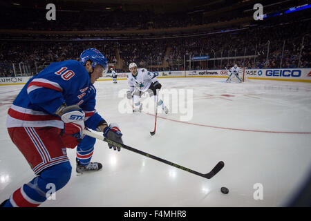 New York, New York, Stati Uniti d'America. Xix oct, 2015. New York Rangers center J.T. MILLER (10) sposta il puck lungo le schede del primo periodo durante un NHL Hockey gioco al Madison Square Garden. © Bryan Smith/ZUMA filo/Alamy Live News Foto Stock