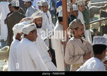 Nizwa giorno di mercato. Una volta che il capitale di Oman ora la moderna città di Nizwah è famosa per la sua vivace souq e mercato del bestiame. Foto Stock