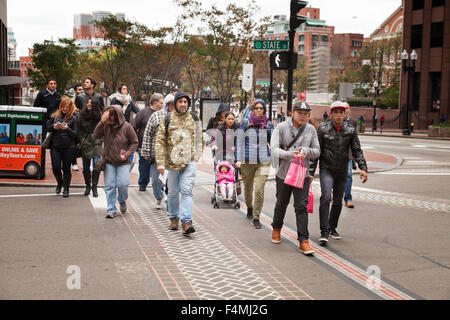 Pedoni che attraversano la strada a Boston Freedom Trail, Boston, Massachusetts, STATI UNITI D'AMERICA Foto Stock