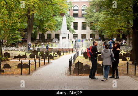 Visitatori presso il vecchio granaio Sepoltura lungo il Freedom Trail, Boston Massachusetts, STATI UNITI D'AMERICA Foto Stock