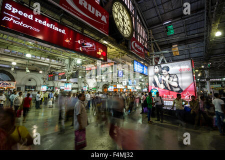 Gli illuminati sala principale di churchgate stazione ferroviaria è sempre molto affollato Foto Stock