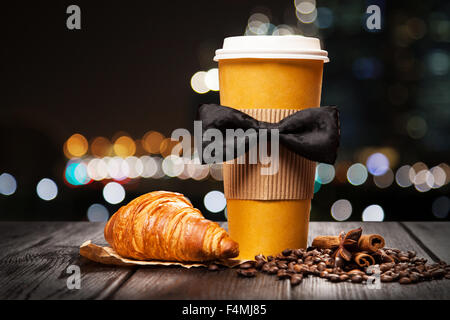 Il caffè in un bicchiere di carta Foto Stock