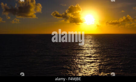 Un bellissimo arancione tramonto sull'Oceano Pacifico al largo delle Isole Hawaii Foto Stock