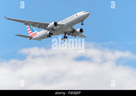 -Aeromobili Airbus A330-243-, di -American Airlines - compagnia aerea, atterraggio su Madrid-Barajas : Adolfo SUAREZ- aeroporto. Foto Stock