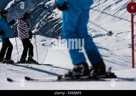 Gli sciatori impegnati su un tracciato di sci in Svizzera (Belalp / Cantone Vallese) Foto Stock