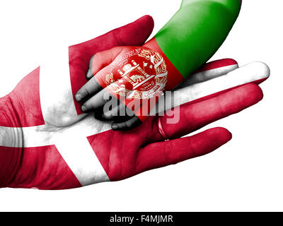 Bandiera della Danimarca sovrapposta la mano di un uomo adulto tenendo una mano del bambino con la bandiera dell'Afghanistan sovrastampata Foto Stock