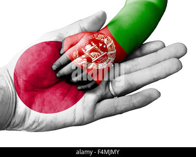 Bandiera del Giappone sovrapposta la mano di un uomo adulto tenendo una mano del bambino con la bandiera dell'Afghanistan sovrastampata Foto Stock