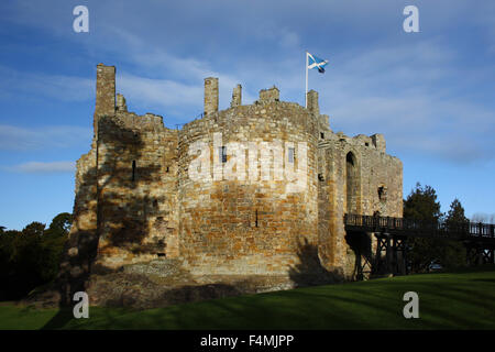 Dirleton Castle in una giornata di sole con le ombre degli alberi sulla sua facciata Foto Stock