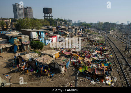 Le persone che vivono in condizioni di estrema in capanne costruite dal ferro da stiro lenzuola e coperte a dharavi slum, la seconda bidonville ar Foto Stock