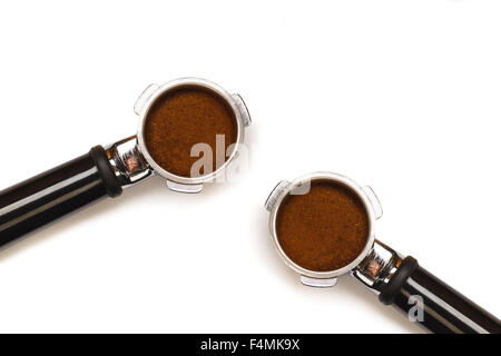 Due italiani con macchina per caffè espresso i pistoni. Con il macinato di caffè isolato su sfondo bianco. Foto Stock